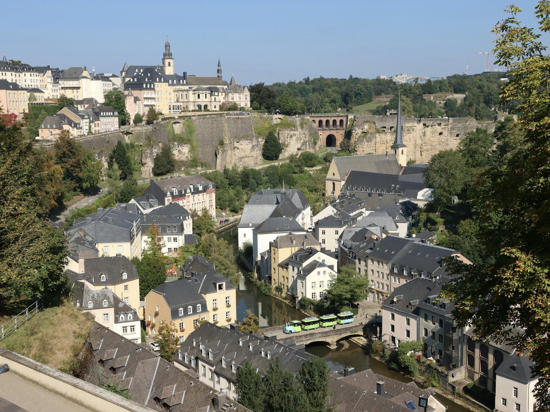 Vue aérienne sur la Ville de Luxembourg à l'heure dorée